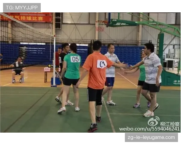 跳球前的击掌:五个人依次跟队友碰手,跳球谁跳